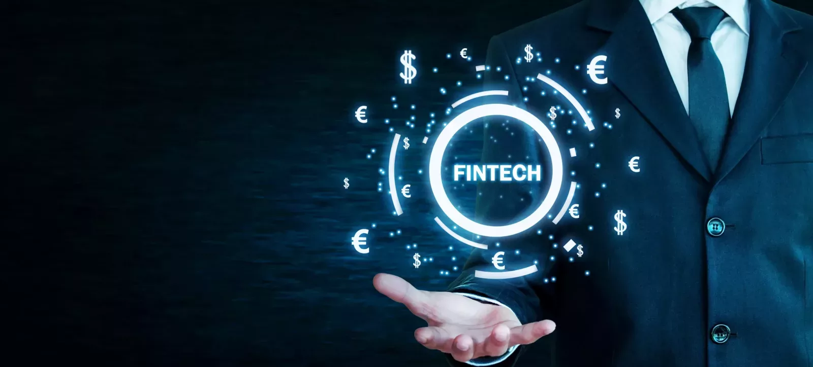 Conceito de fintech com homem de negócios apresentando símbolo de tecnologia financeira e moedas digitais como dólar e euro em holograma.