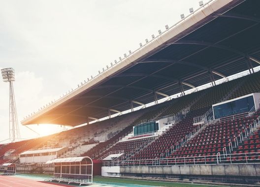 Fotografia mostrando a arquibancada e cobertura de estádio