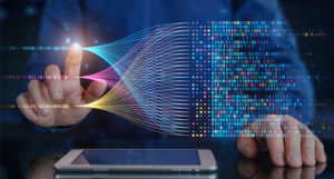 Imagem com fundo escuto e uma pessoa apontando para linha de dados e códigos binários em azul, rosa e amarelo ilustrando o uso de dados como um dos principais diferenciais nas profissões emergentes da atualidade.