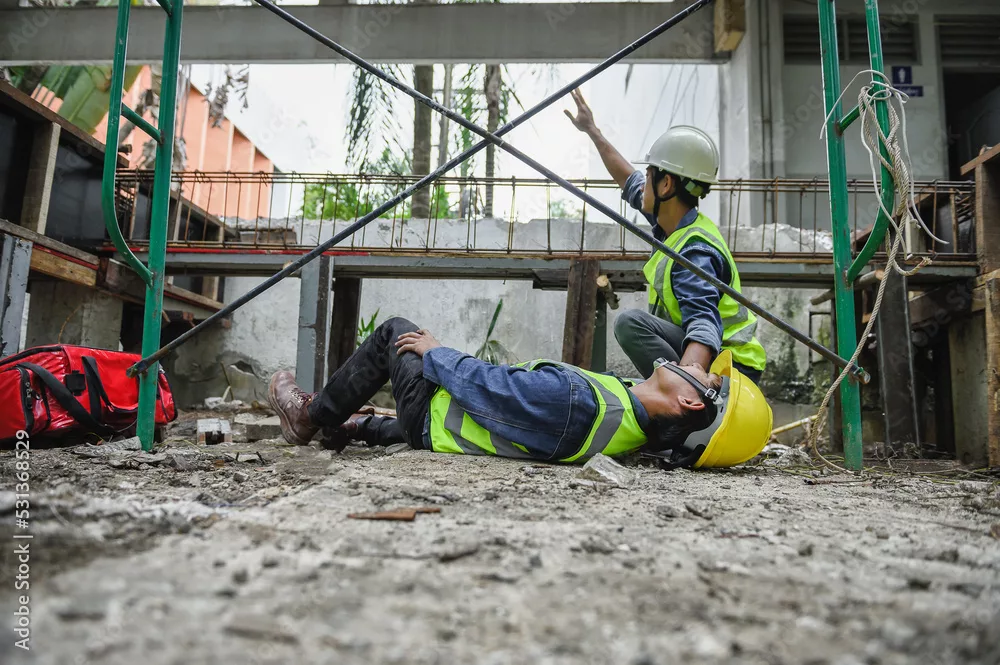trabalhador caído após sofrer danos corporais
