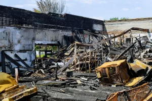 destroços de edificio destruído após danos materiais