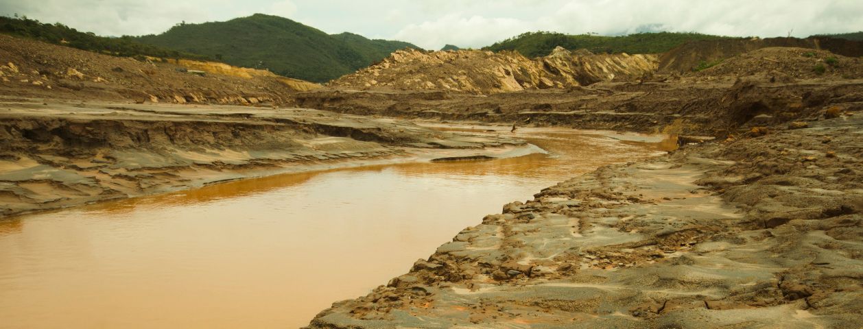 Uma fotografia da lama dos desastres ambientais em Brumadinho Minas Gerais