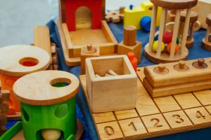 brinquedos educativos e criativos de madeira