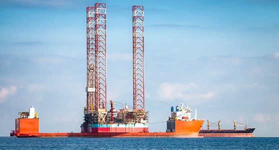 Uma fotografia de embarcações no mar