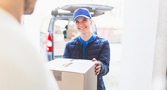 Uma fotografia de uma mulher realizando uma entrega.