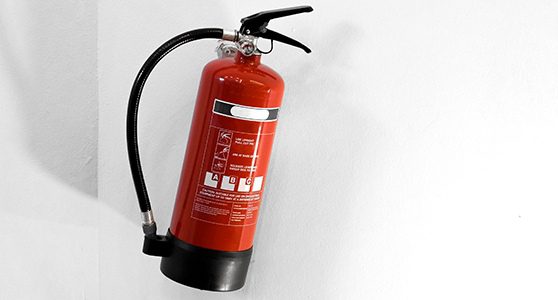 Uma fotografia de um extintor de incêndio