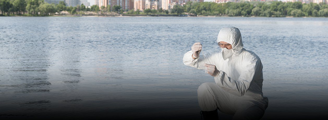 Uma fotografia de um homem analisando a contaminação da água