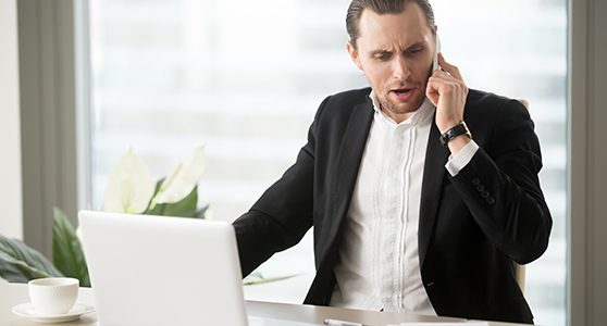 Uma fotografia de um homem falando no telefone