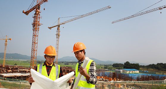 Uma fotografia de dois homens trabalhando numa construção civil