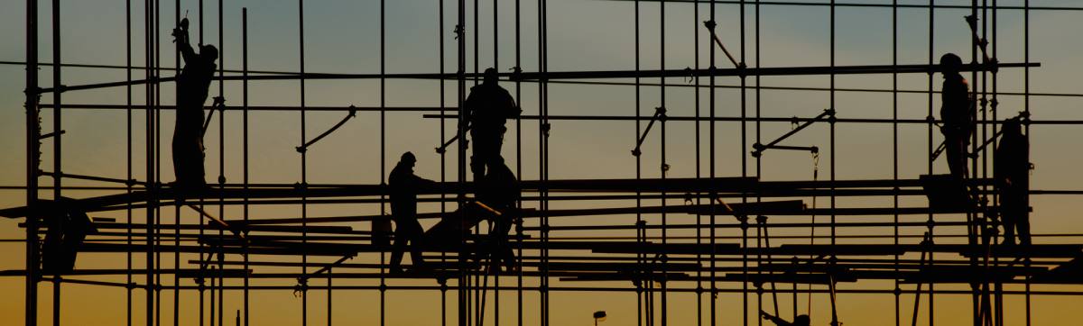 Uma imagem que ilustra homens trabalhando em uma construção