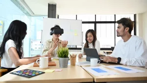 Grupo de pessoas em sala de reunião com instrumentos tecnológicos como o óculos de realidade virtual