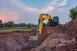 Retroescavadeira cavando buraco em campo rural