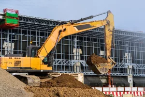 escavadeira, máquina de linha amarela, retirando terra em construção civil