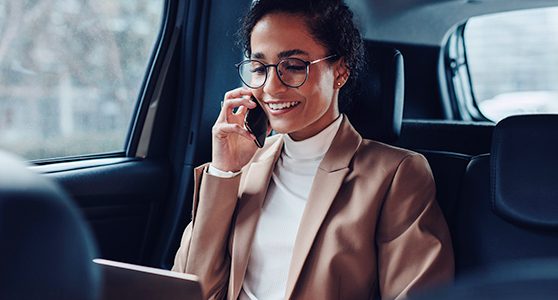 Uma fotografia de executiva no uber a caminho do aeroporto para uma viagem corporativa