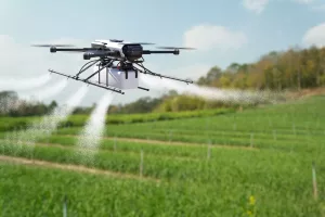 drone sobrevoando e regando plantação como uma das tecnologias agrícolas modernas mais comuns