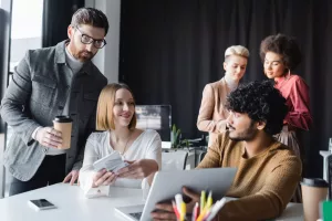 equipe de agência de publicidade conversando em sala de reunião