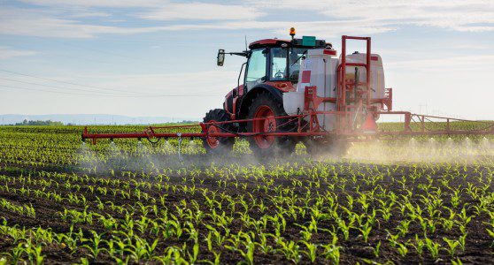 Uma fotografia que ilustra um pulverizador agrícola