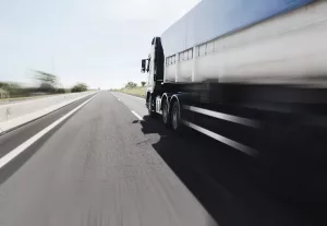 Caminhão em alta velocidade na estrada.